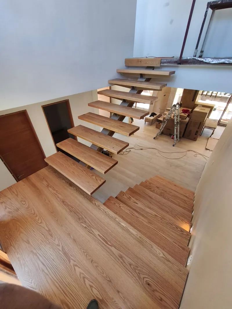 Escalera con peldaños de madera maciza y puertas con marcos de madera