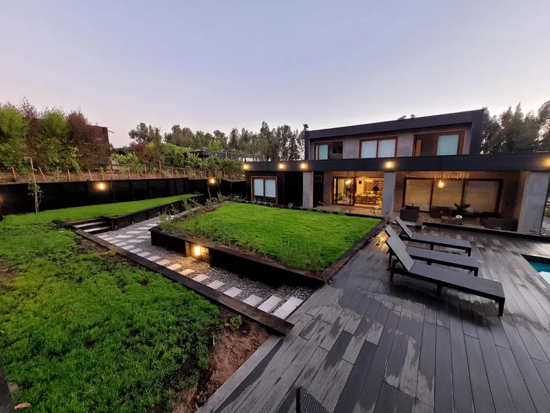 Casa terminada con jardín en terrazas, deck de madera y piscina