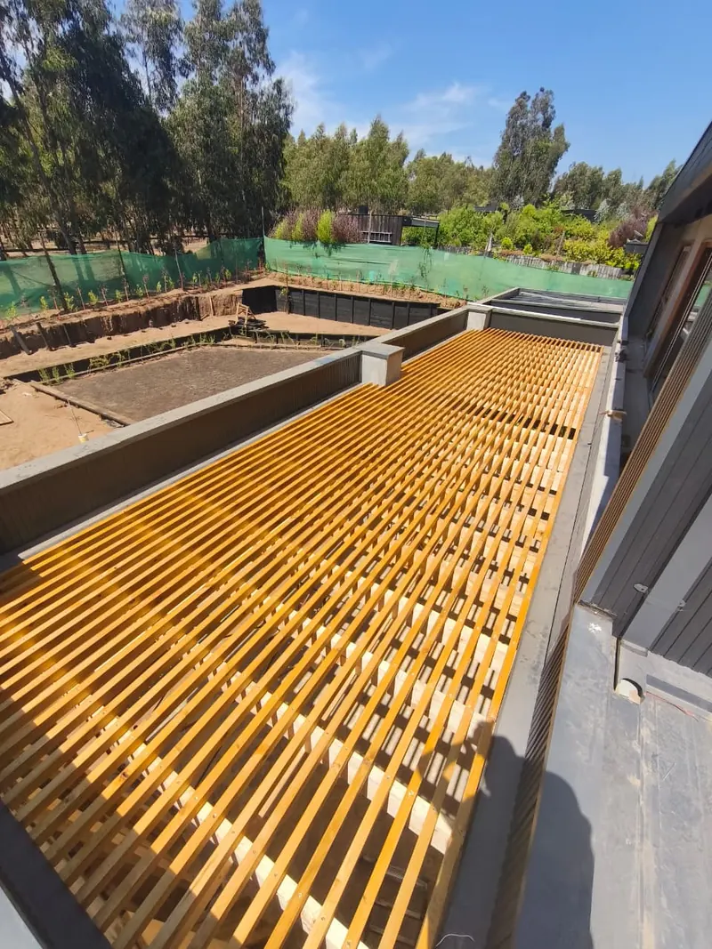 Techumbre de listones de madera recién instalada, vista desde arriba